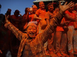 SVCENÍ JARA. Nepálský mu pokrytý rumlkou tancuje bhem svátku Sindoor Jatra....