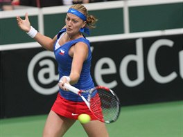 Petra Kvitov bojuje o druh bod v semifinle Fed Cupu proti Italce Camile...