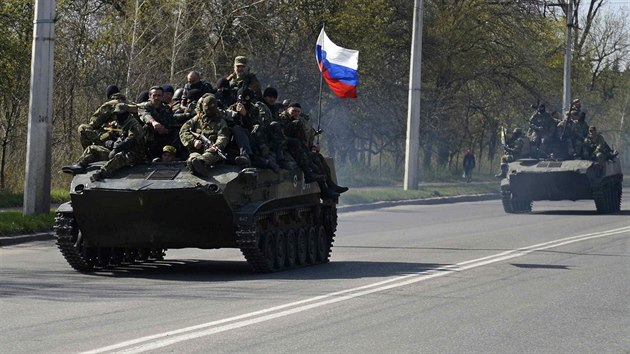 Transportry s ruskou vlajkou nedaleko Kramatorska na vchod Ukrajiny (16. dubna 2014)