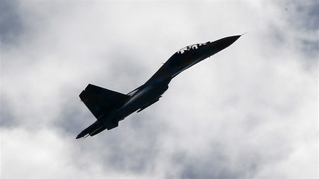 Ukrajinsk letoun Su-27 nad Slavjanskem (16. dubna 2014)