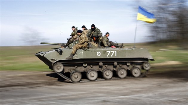 Ukrajinsk transportr nedaleko Kramatorska (16. dubna 2014)