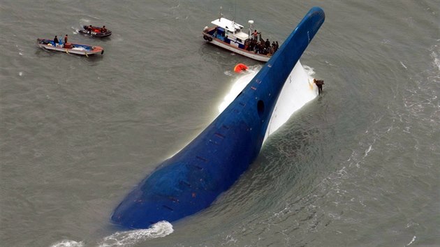 Korejt zchrani u vraku trajektu Sewol (17.dubna 2014)