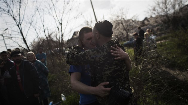 Ukrajinsk vojk u Kramatorsku se objm s jednm z mstnch obyvatel (17. dubna 2014)