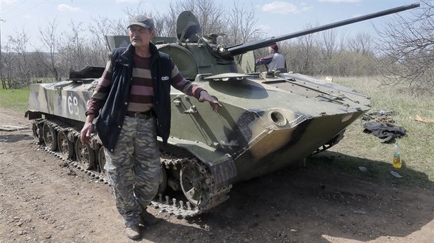 Obyvatel Kramatorsku u pokozenho transportru ukrajinsk armdy (18. dubna 2014)