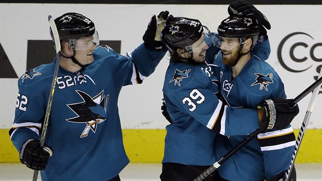 HATTRICK HERO. Martin Havlt (vpravo) ze San Jose sestelil Colorado. Gratuluj mu Logan Couture a Matt Irwin (vlevo).