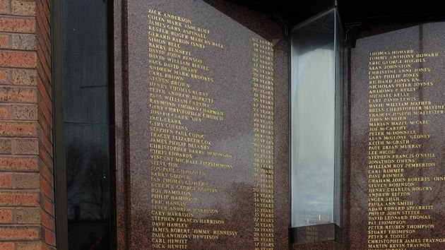 VZPOMNKA NA HILLSBOROUGH. Ped 25 lety, 15. dubna, v tlaenici na sheffieldskm stadionu Hillsborough zahynulo 96 fanouk Liverpoolu.
