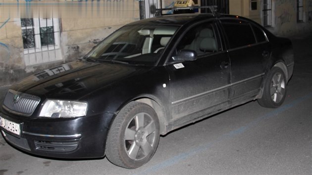 Vozidlo jednoho ze zastelench taxik, kter nali policist zaparkovan v Praze