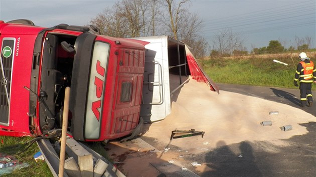 Nehoda kamionu zablokovala na 23. kilometru silnici R10 (17.4.2014)