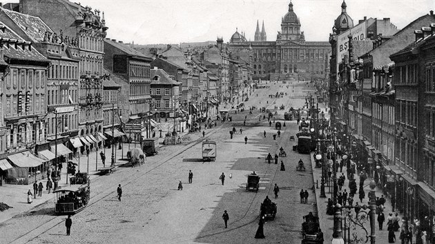 1895: Po Vclavskm nmst u jezd tramvaje, tehdy jet taen komi