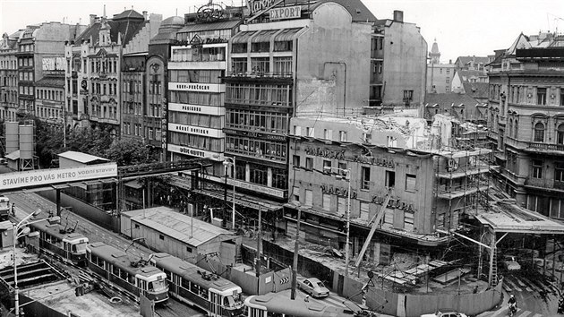 1975: Vclavsk nmst v oblasti na Mstku. Prv se zde stav metro. Bav obchodn dm nese oznaen Svit