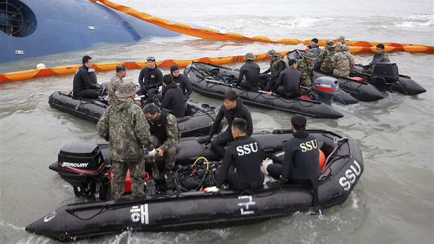 Jihokorejt zchrani u vraku trajektu Sewol (17. dubna 2014)