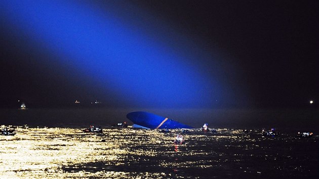 Modr ptrac svtlo zchranskho vrtulnku osvtluje ztroskotan trajekt Sewol (17. dubna 2014)