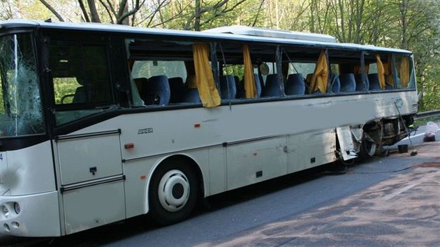 Nehoda kamionu a autobusu v Buchlovskch horch.