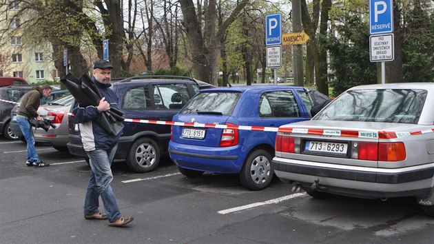 Majitel ke svm vozm nesmli, byly stle oddleny policejn pskou.