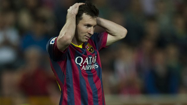 TO JSEM ML DÁT. Lionel Messi z Barcelony lituje zahozené ance v zápase proti