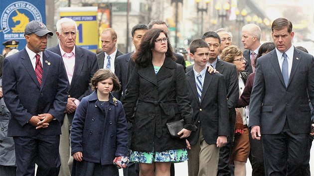 Rodiny obt bostonskch tok pi vzpomnkov ceremonii (15. dubna)