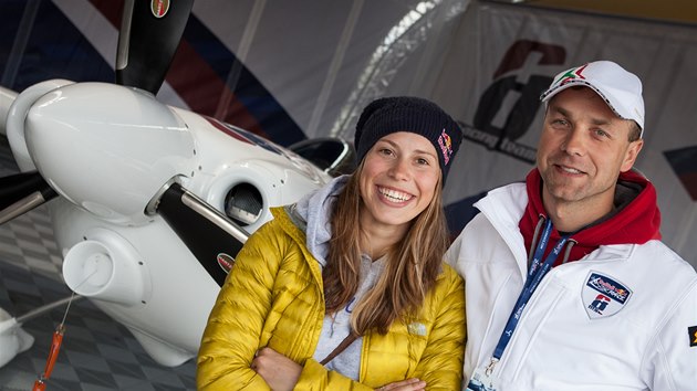 Snowboardistka Eva Samkov se s pilotem Martinem onkou proletla v jeho akrobatickm letadle.