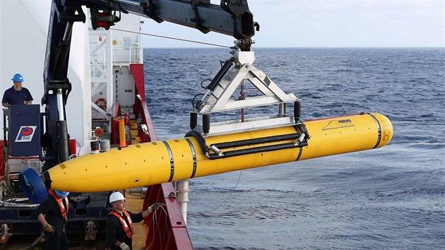 Asi ptimetrov podmosk plavidlo Bluefin-21 doke doshnout a hloubky 4 500 metru. Jen samotn ponor mu zabere dv hodiny (14. dubna 2014).