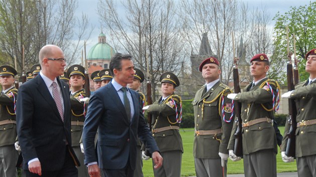 Generln tajemnk NATO Anders Fogh Rasmussen s premirem Bohuslavem Sobotkou
