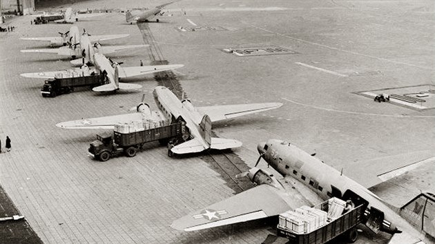 Vykldka americkch letoun na letiti Tempelhof