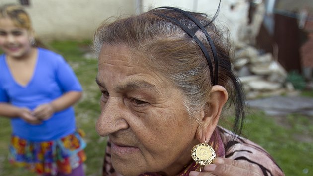 Ludmila Lakatoov ukazuje zlat nunice s anglickou krlovnou, kter zddila po babice.