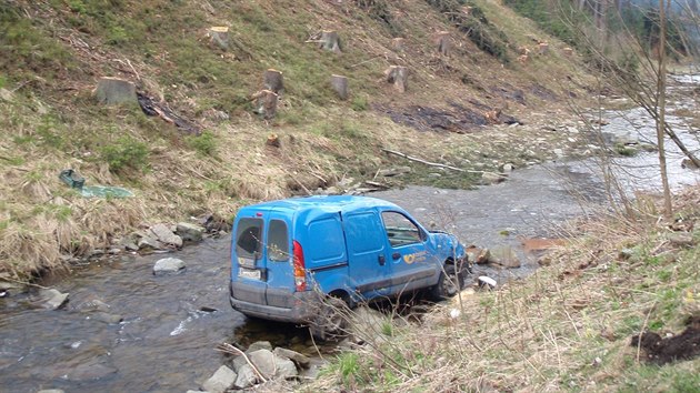 Pohled od silnice na horsk potok Mohelnice v beskydsk obci Krsn, kde skonil potovn Renault Kangoo. (9. dubna 2014)