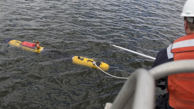Specialista Ben Pelletier zkou malou robotickou ponorku Bluefin. Robot se bude snait lokalizovat a najt ztracen malajsijsk letadlo, 9. dubna 2014