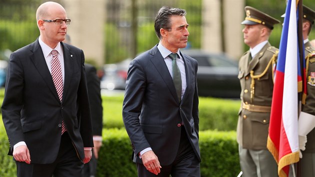 Generln tajemnk NATO Anders Fogh Rasmussen a esk premir Bohuslav Sobotka v Praze