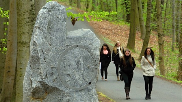 Kad ze skoro dvoumetrovch menhir symbolizuje jednu bolest modernho lovka.