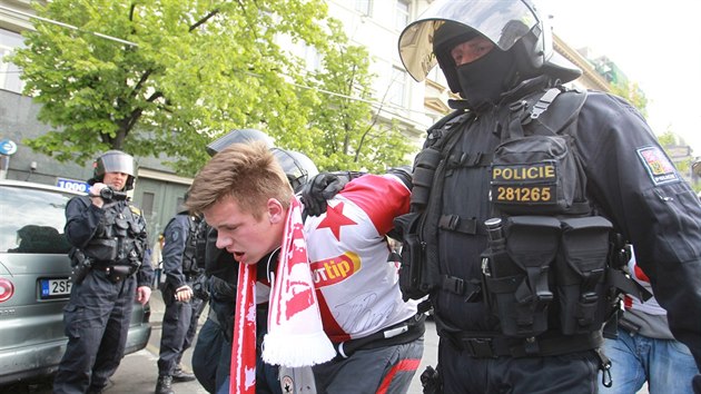 Policist zadreli na Vclavskm nmstm v Praze jednoho z fanouk Slavie mcho na derby se Spartou (12. dubna 2014).