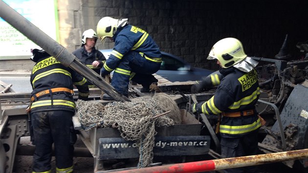 Kamion se v prask Bohdaleck ulici neveel pod viadukt. (14. dubna 2014)