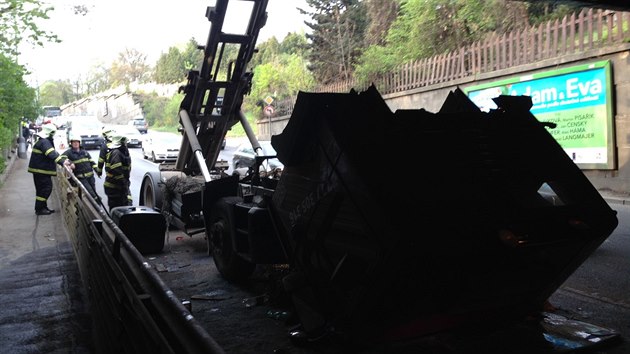 Kamion se v prask Bohdaleck ulici neveel pod viadukt. (14. dubna 2014)