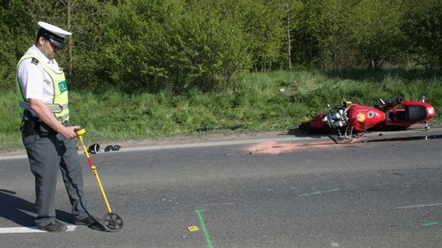 Ve Starm Mst zemel v ptek odpoledne motocyklista. Pedjdl dodvku a pitom se stetl s protijedoucm vozem. (18. dubna 2014)