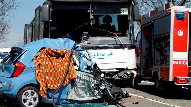 Vn nehoda autobusu a osobnho auta Kia na silnici I/43 pobl Boitova na Blanensku.