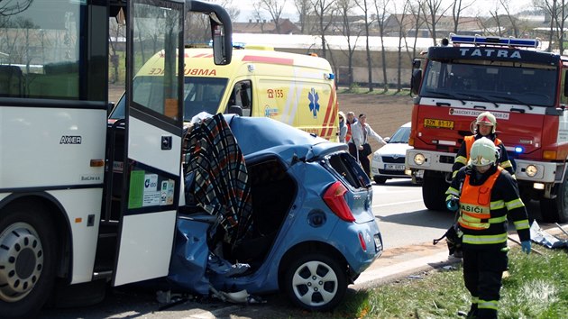 Vn nehoda autobusu a osobnho auta Kia na silnici I/43 pobl Boitova na Blanensku.