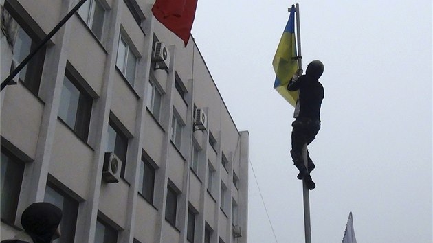 Prorut aktivist obsadili radnici v pstavnm mst Mariupol (13. dubna 2014)