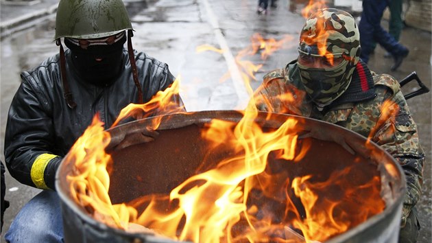 "Protiteroristick akce" ukrajinskch bezpenostnch sloek v ulicch Slavjansku si podle agentury Reuters vydaly nejmn dva mrtv, po jednom na obou stranch boje. (13. dubna 2014)