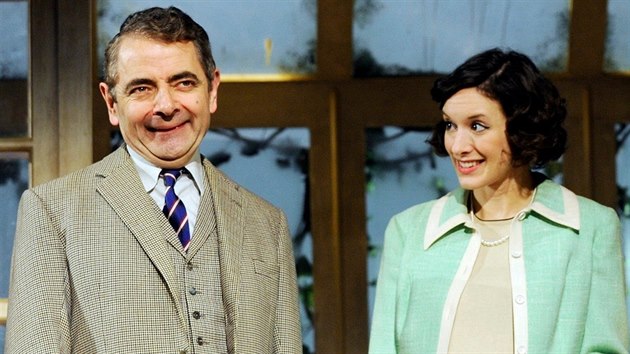 Rowan Atkinson a Louise Fordov v pedstaven Quatermaines Terms