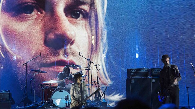 Rock'n'rollov s slvy 2014: lenov Nirvany Krist Novoselic (vpravo) a Dave Grohl (za bicmi) spolen s Joan Jettovou zahrli ped portrtem Kurta Cobaina.