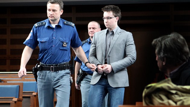 Luk Neesan obvinn z napaden kadenice znovu u Krajskho soudu v Hradci Krlov. (15. 4. 2014)
