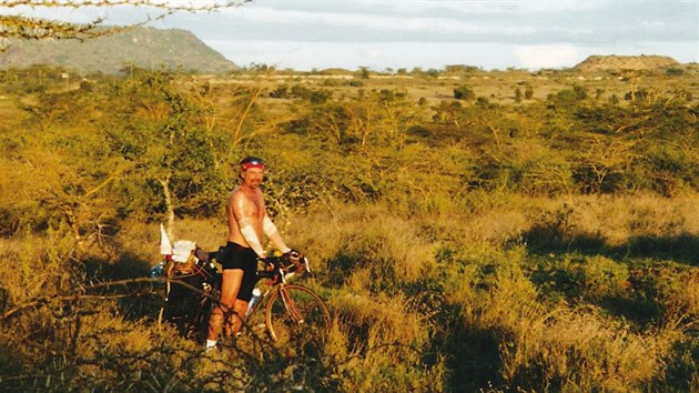 Petr Kafka na kole v bui v Keni ped setmnm