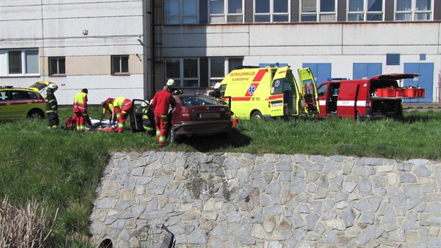 Váná nehoda v Hradci Králové. Auto pelétlo kanál a skonilo na druhém behu...