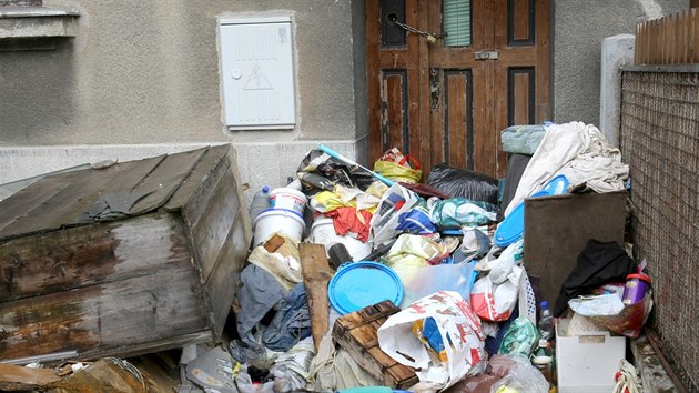 Dm v Habrmannov ulici v Plzni je zavalen odpadky.