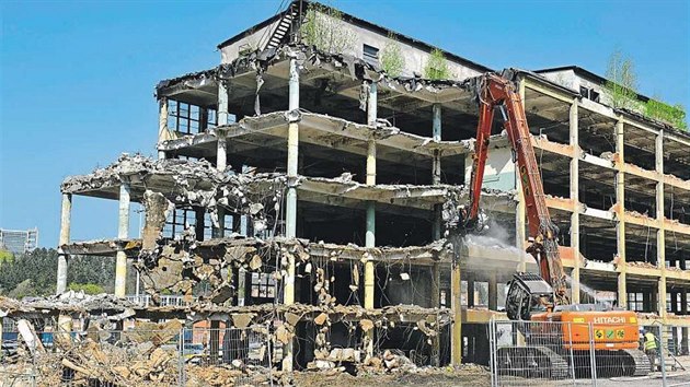 Bourání 25. budovy bývalého baovského areálu ve Zlín.