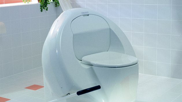 Kompostovac toaleta se separac Naturum a monost pouvat extern bidetovou sprchu. 
