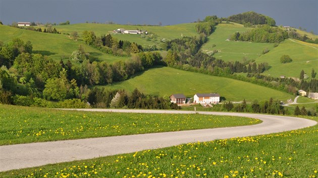 K cyklistickm vyjkm zve v Rakousku i mnoho vedlejch silnic, vesms s perfektnm povrchem. Tahle je v oblasti Mostviertel.