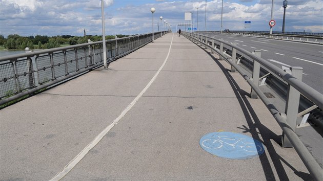 Vborn cyklistick infrastruktura je i ve Vdni. Tohle je cyklostezka na most Brigittenauerbrcke.