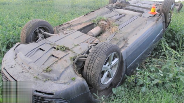 Pondln nehoda dvou osobnch voz na Prostjovsku skonila kotrmelci a autem v poli.
