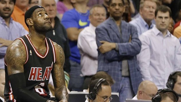 LeBron James z Miami studuje výsledkovou tabuli bhem utkání s Memphisem.