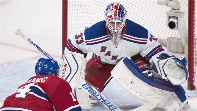 Tom Plekanec z Montrealu se ocitl ped brankou NY Rangers, kterou hj Cam Talbot.